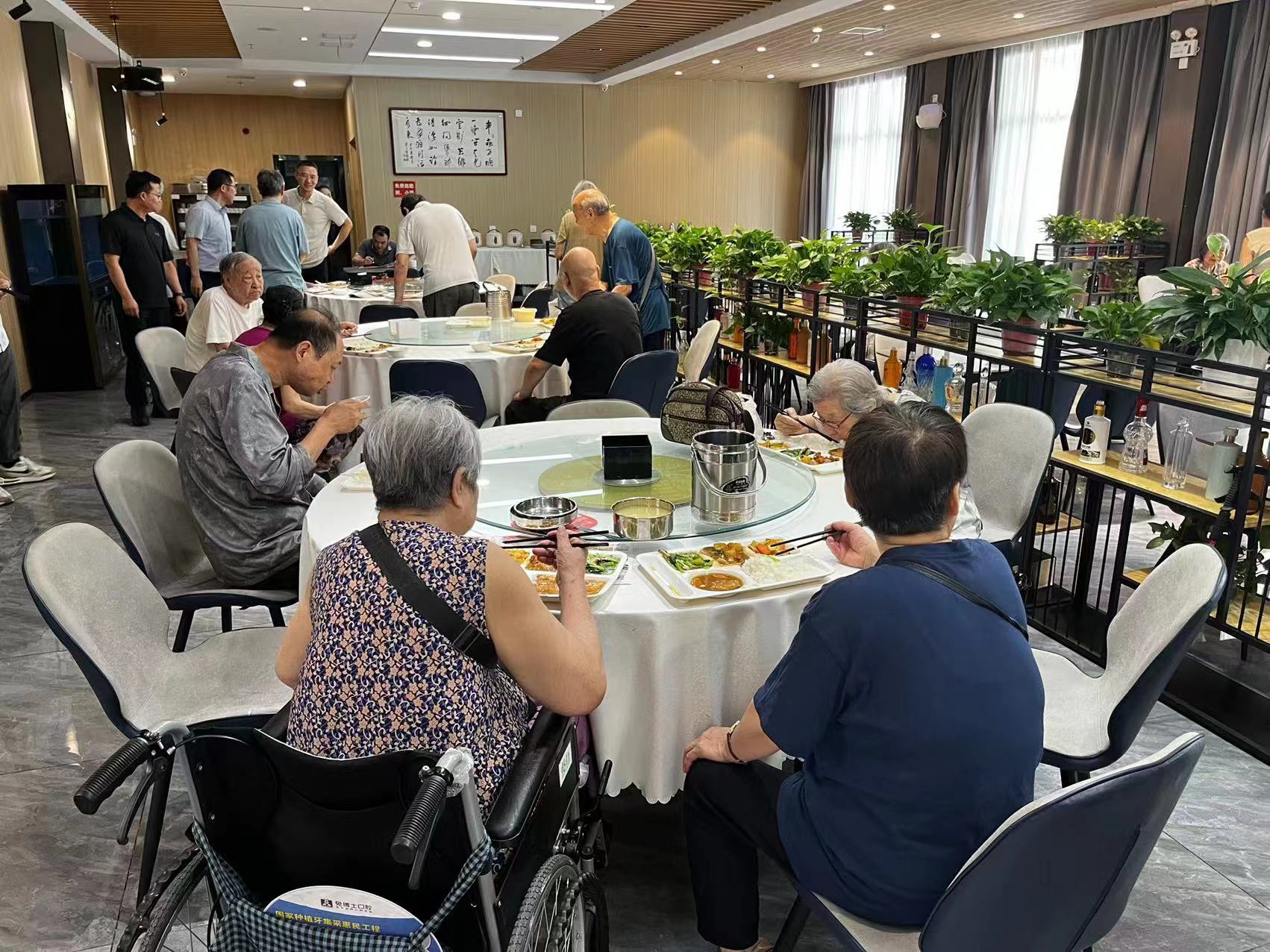 陽光助老，溫情守護|西電賓館餐廳為退休教職工提供老年餐服務